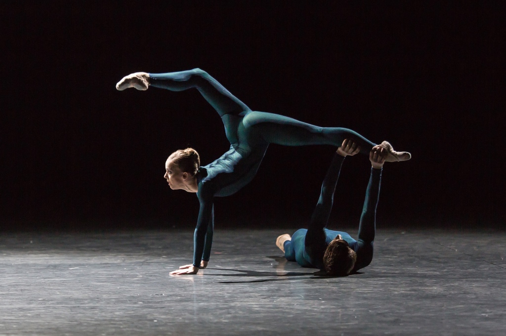 Katja Wünsche and Alexander Jones in Douglas Lee's Aria<br/Photo Gregory Batardon